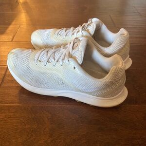 Merrell Women’s 8.5 White Sneaker Outdoor Indoor